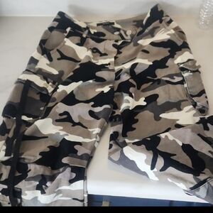 Forever 21 Black and Gray Camo Cargo Pants
